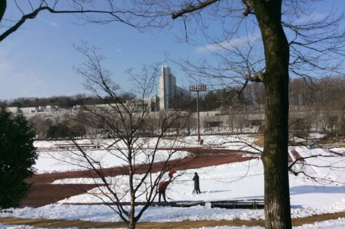 所沢キャンパスの陸上トラックの雪かき風景を撮った写真